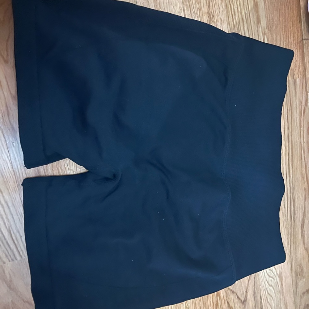 Black gym shorts for women back defining.🍑